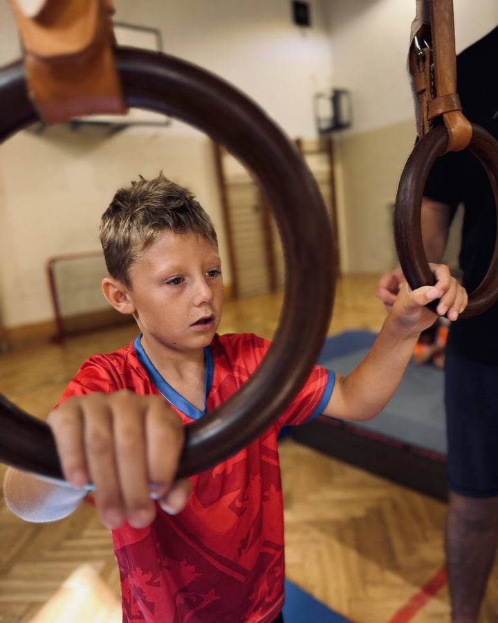 Video z tábora — gymnastika na kruzích