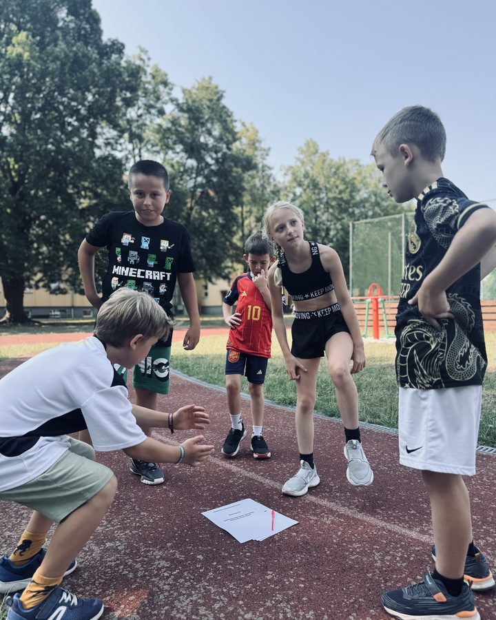 Video z tábora — týmový úkol na hřišti