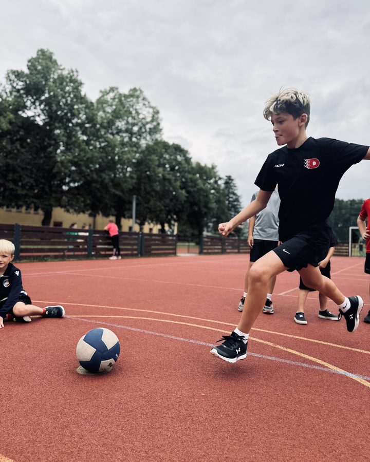 Video z tábora — sportovní blok na hřišti